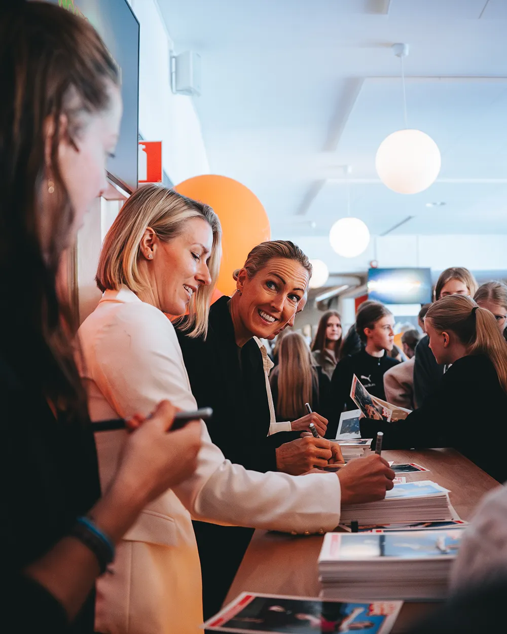 Ambassadörer signerar för deltagare